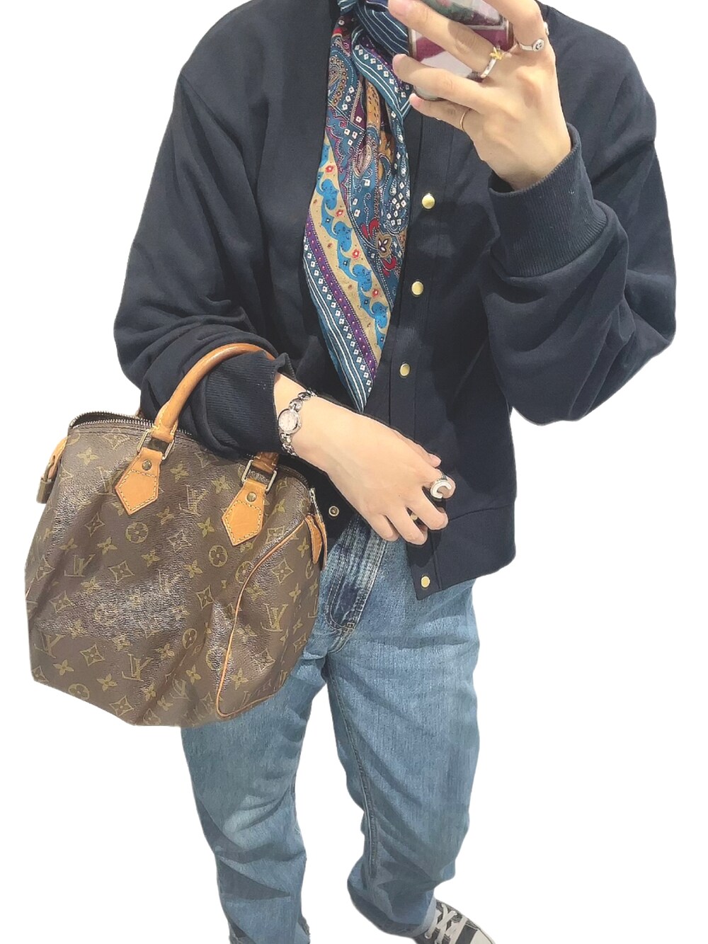 ブルー系のカーディガン/ボレロ、ブルー系のデニムパンツ、ブラック系のスニーカーを着用したレディースの春コーディネートの2枚目の写真