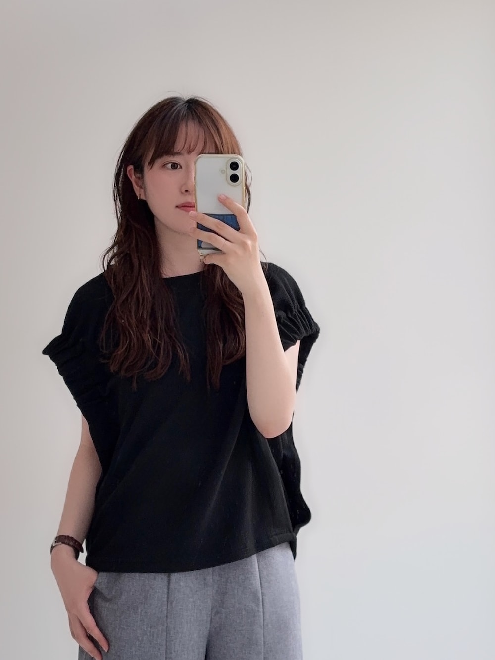 ブラック系のTシャツ/カットソー、ブルー系のその他パンツを着用したレディースの春コーディネートの4枚目の写真