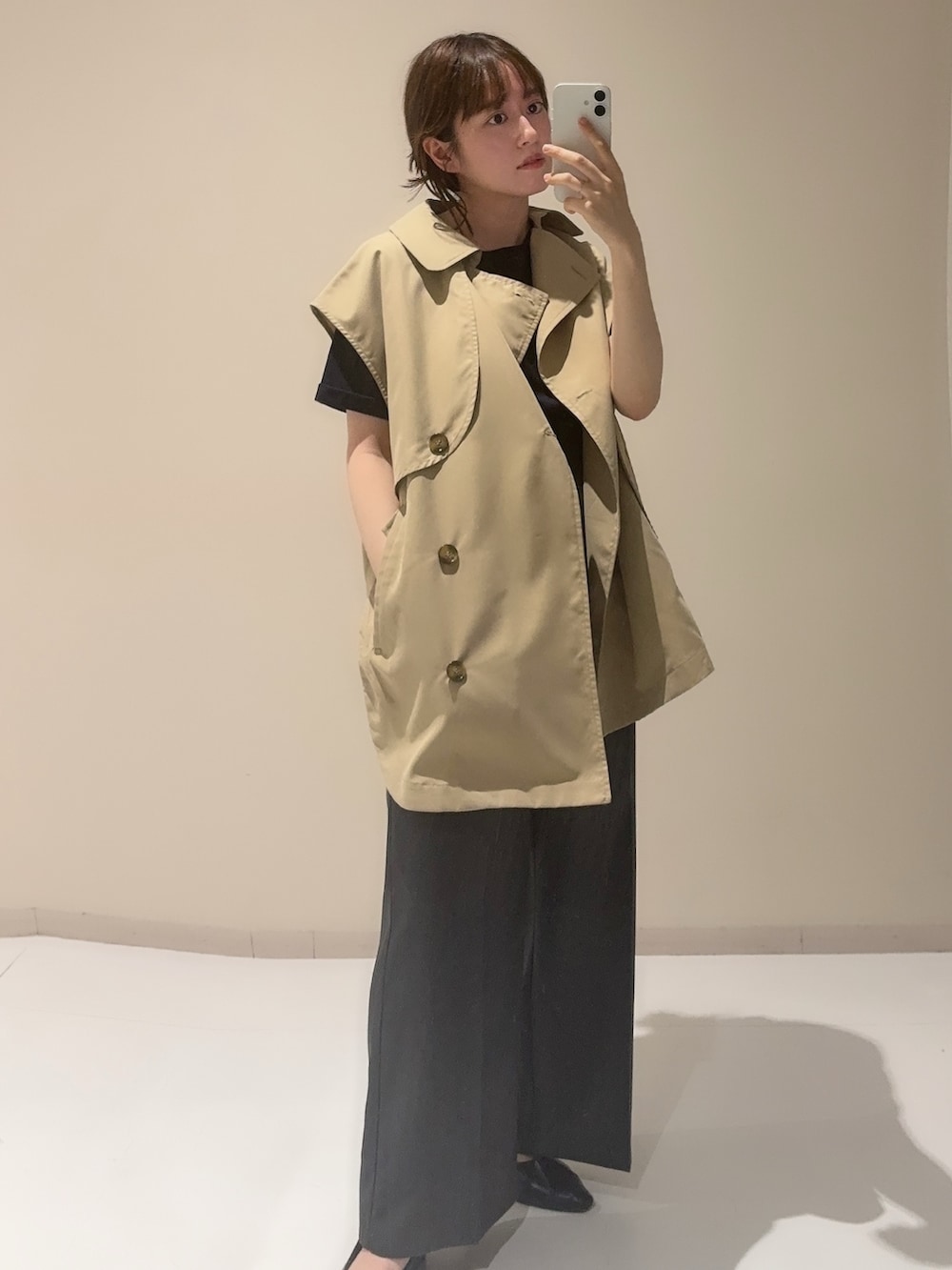 ブルー系のTシャツ/カットソー、グレー系のオールインワン・サロペット、ベージュ系のベストを着用したレディースの秋コーディネートの3枚目の写真