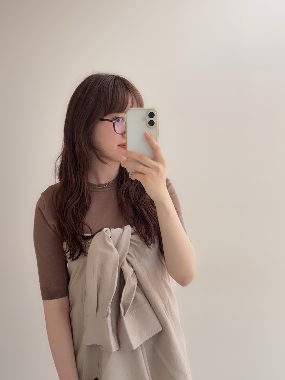 ベージュ系のシャツ/ブラウス、ブラウン系のニット/セーター、ブルー系のその他パンツを着用したレディースの春コーディネートの2枚目の写真