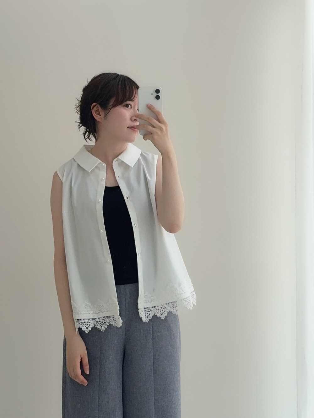 ホワイト系のシャツ/ブラウス、ブルー系のその他パンツ、ブラック系のタンクトップを着用したレディースの夏コーディネートの2枚目の写真
