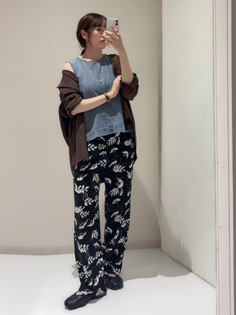 ブルー系のシャツ/ブラウス、ブラウン系のシャツ/ブラウス、ベージュ系のパンツを着用したレディースの夏コーディネートの2枚目の写真