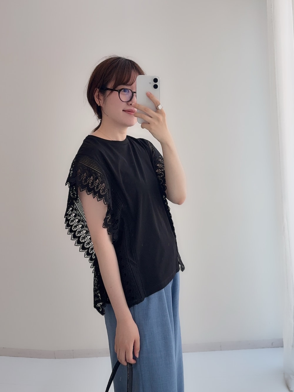 ブラック系のTシャツ/カットソー、ブルー系のその他パンツを着用したレディースの春コーディネートの2枚目の写真