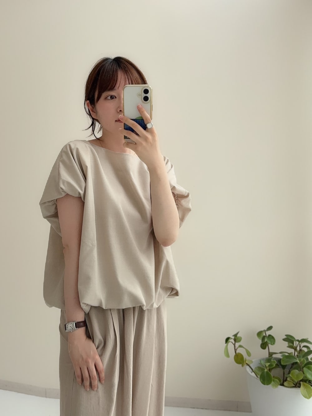 ベージュ系のTシャツ/カットソー、ベージュ系のパンツを着用したレディースの春コーディネートの2枚目の写真