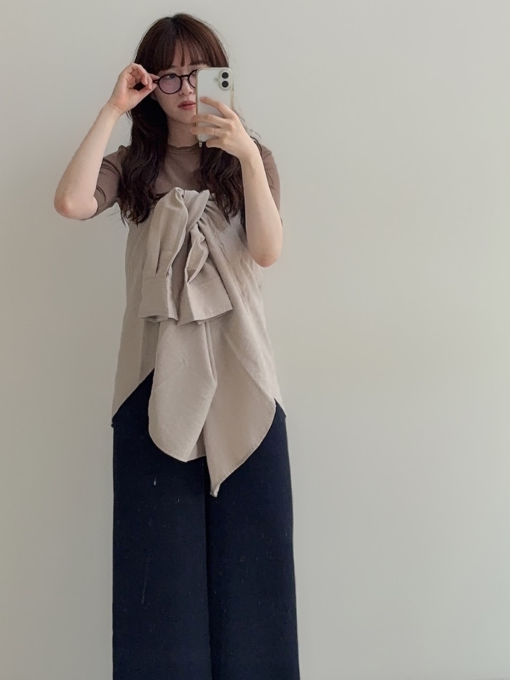 ベージュ系のシャツ/ブラウス、ブラウン系のニット/セーター、ブルー系のその他パンツを着用したレディースの春コーディネートの4枚目の写真