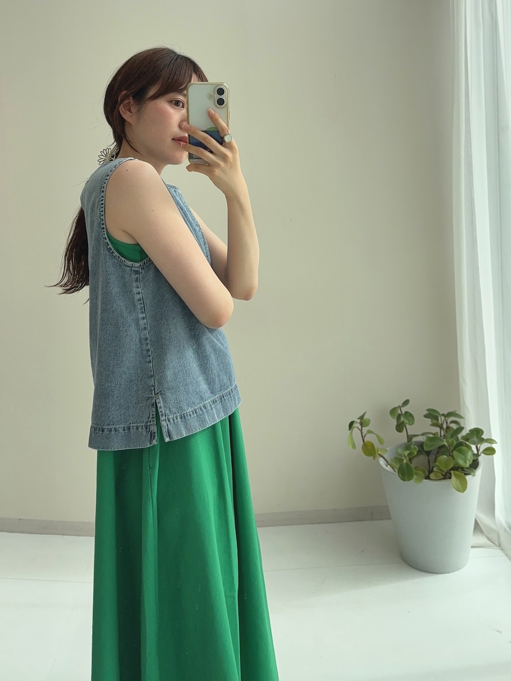 グリーン系のワンピース、ブルー系のシャツ/ブラウスを着用したレディースの夏コーディネートの2枚目の写真