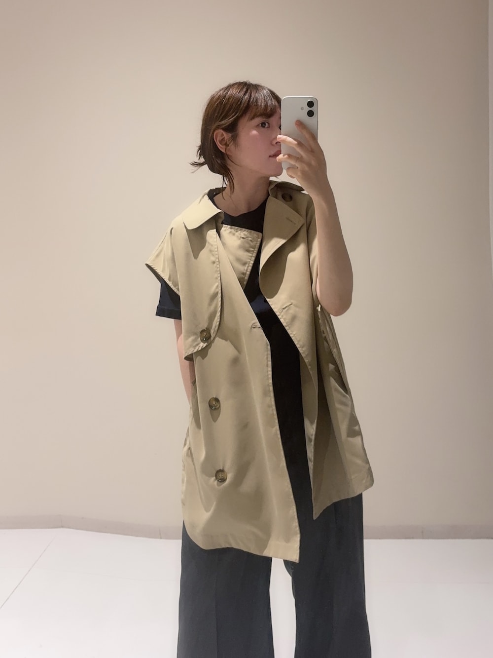ブルー系のTシャツ/カットソー、グレー系のオールインワン・サロペット、ベージュ系のベストを着用したレディースの秋コーディネートの2枚目の写真