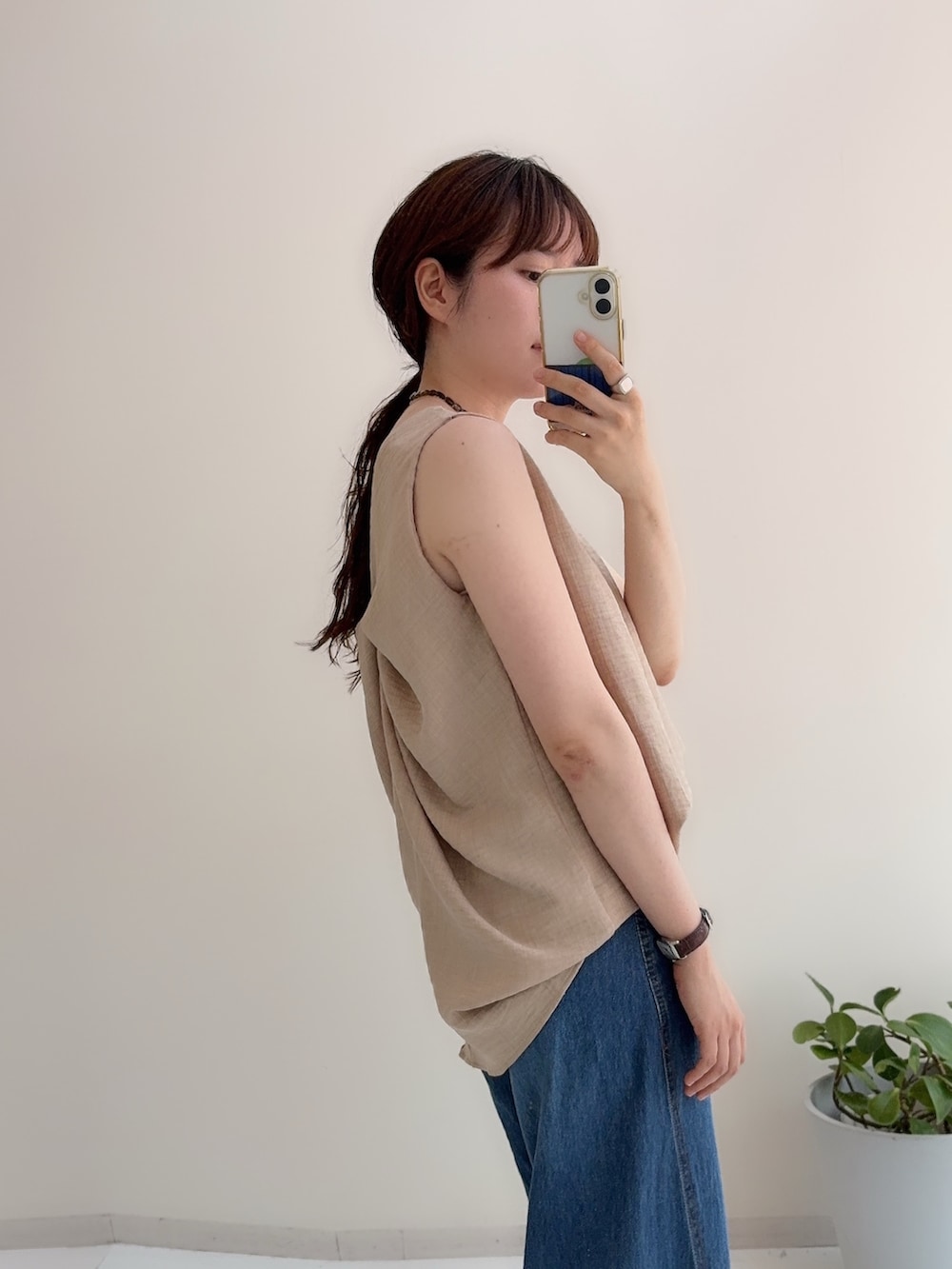 ベージュ系のシャツ/ブラウス、ブルー系のデニムパンツを着用したレディースの夏コーディネートの2枚目の写真