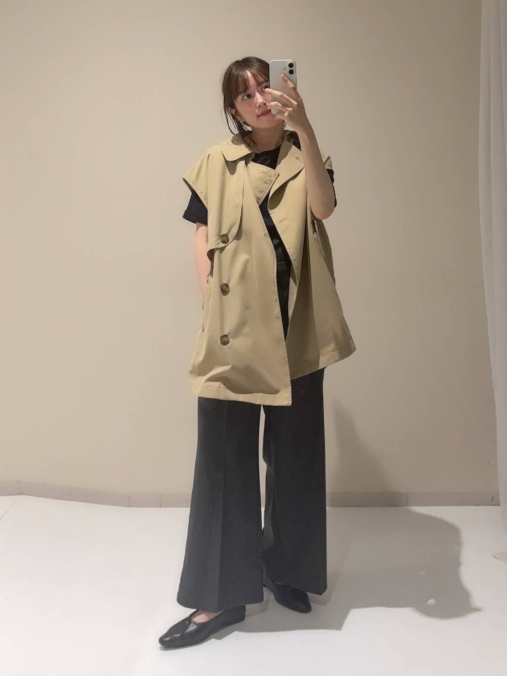 ブルー系のTシャツ/カットソー、グレー系のオールインワン・サロペット、ベージュ系のベストを着用したレディースの秋コーディネートの4枚目の写真