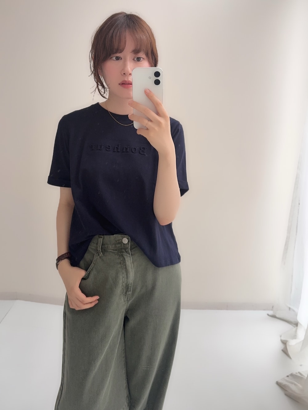 ブルー系のTシャツ/カットソー、ベージュ系のデニムパンツを着用したレディースの夏コーディネートの2枚目の写真