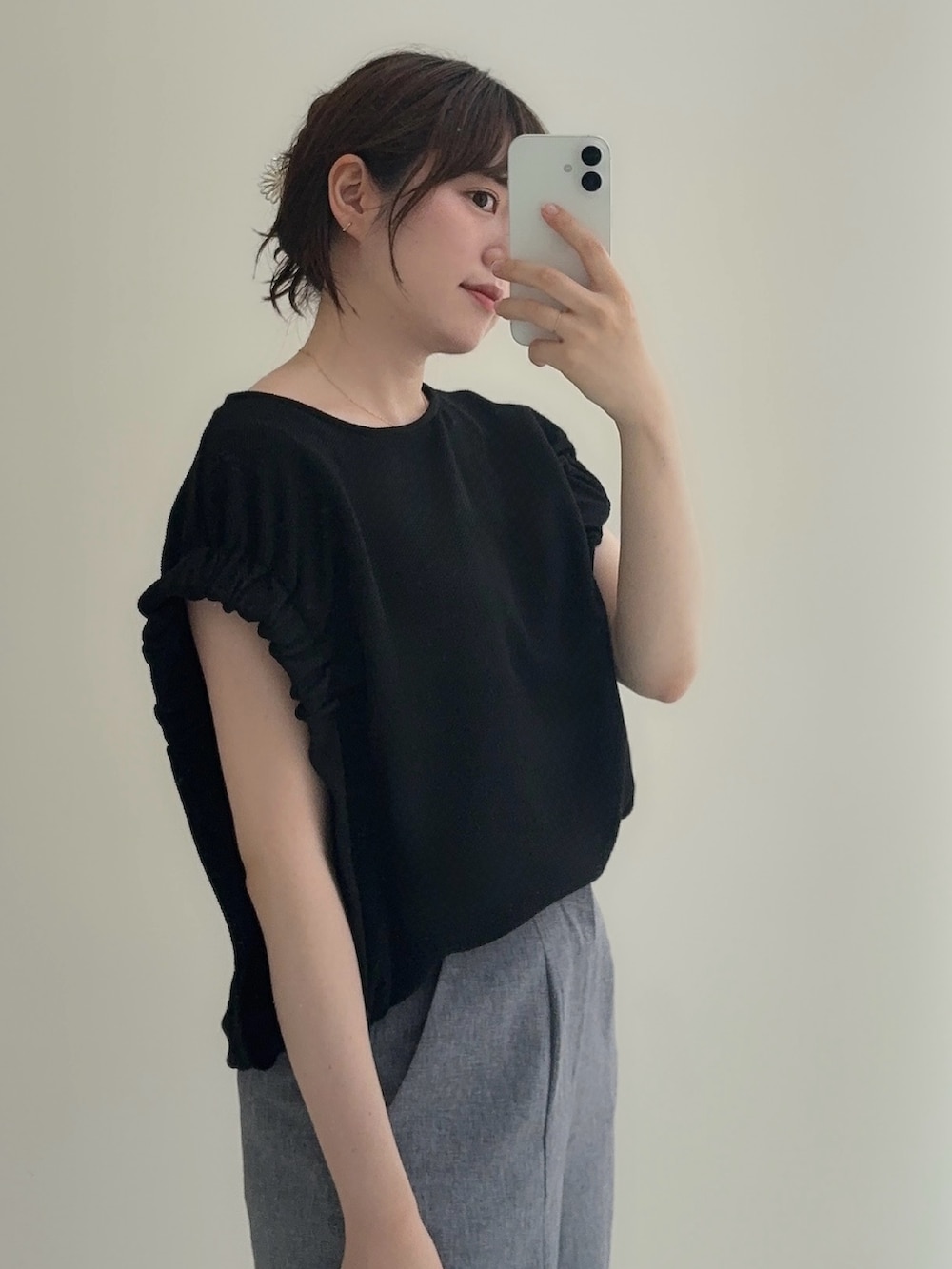 ブラック系のTシャツ/カットソー、ブルー系のその他パンツを着用したレディースの春コーディネートの2枚目の写真