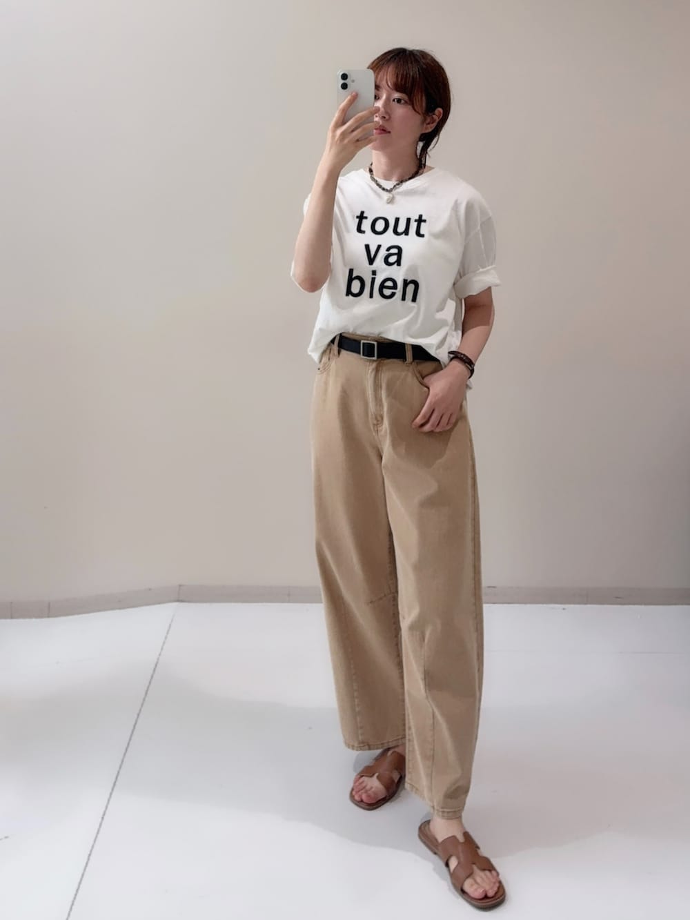 ピンク系のデニムパンツ、ホワイト系のTシャツ/カットソーを着用したレディースの夏コーディネートの2枚目の写真