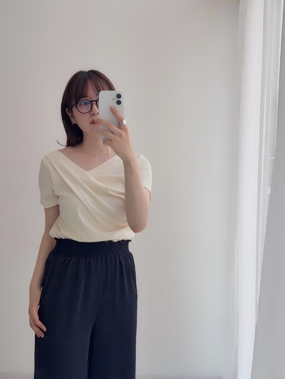 ホワイト系のTシャツ/カットソー、ブルー系のその他パンツを着用したレディースの春コーディネートの2枚目の写真