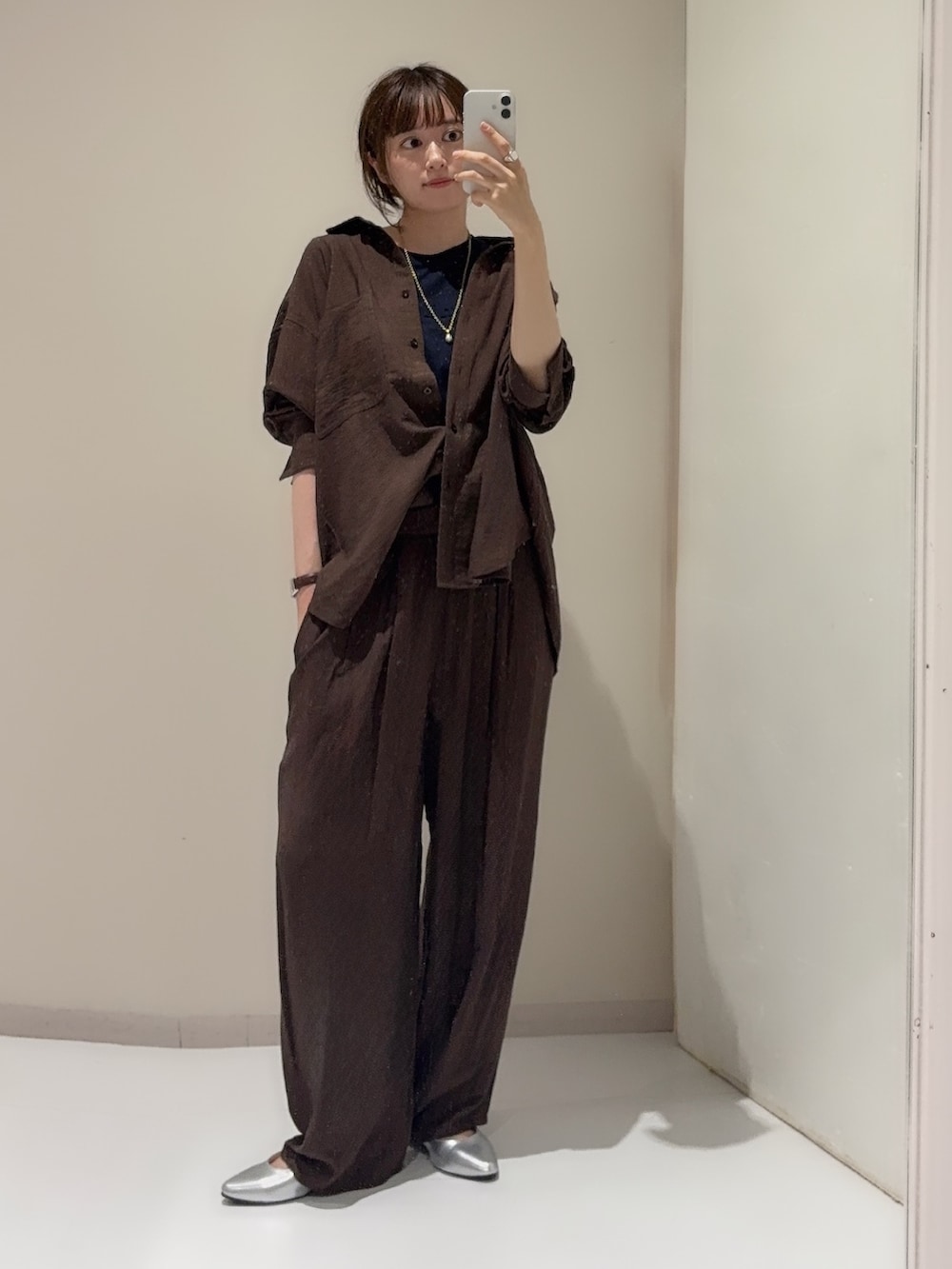 ブラウン系のシャツ/ブラウス、ブルー系のTシャツ/カットソー、ブラウン系のパンツを着用したレディースの夏コーディネートの2枚目の写真
