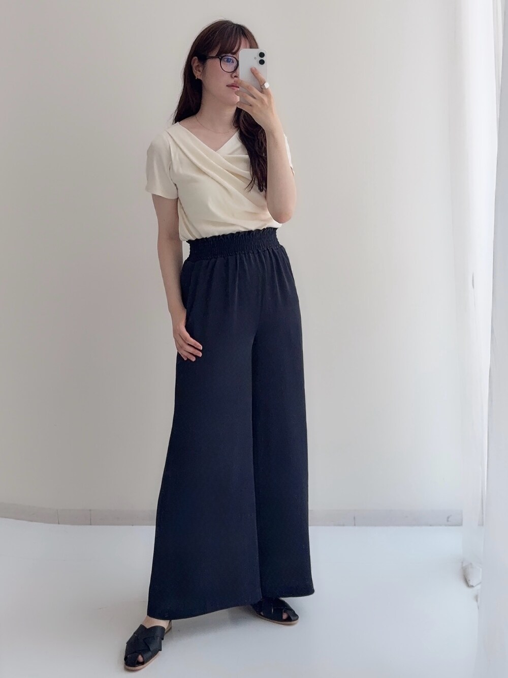 ホワイト系のTシャツ/カットソー、ブルー系のその他パンツを着用したレディースの春コーディネートの3枚目の写真
