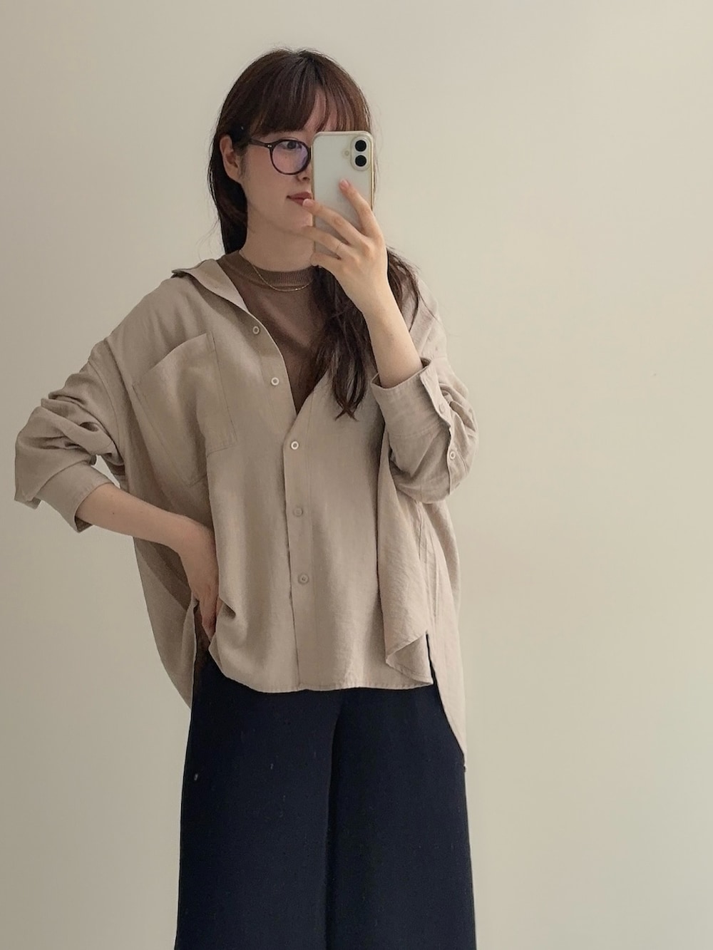 ベージュ系のシャツ/ブラウス、ブラウン系のニット/セーター、ブルー系のその他パンツを着用したレディースの春コーディネートの6枚目の写真
