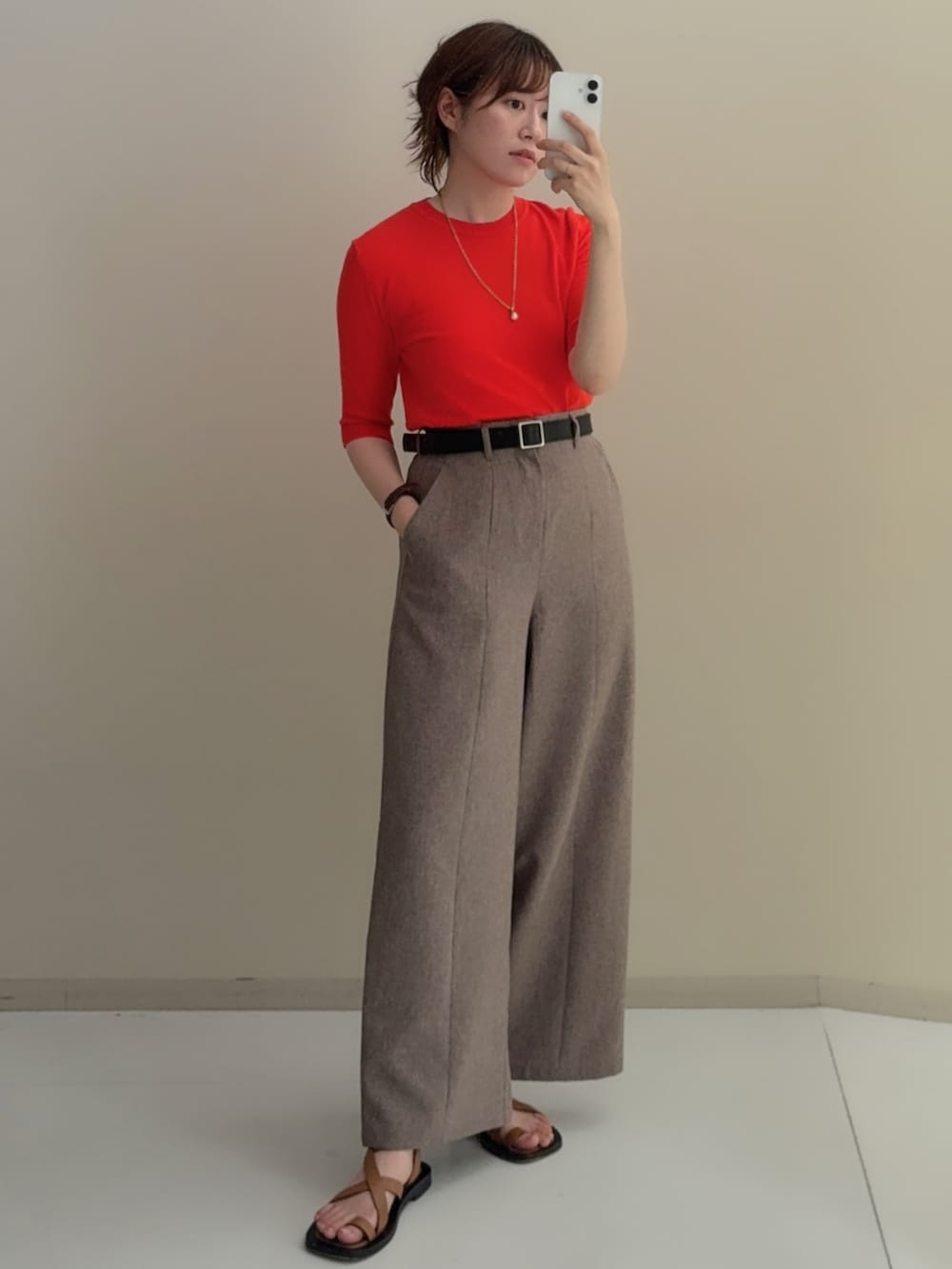 ブラウン系のその他パンツ、オレンジ系のニット/セーターを着用したレディースの夏コーディネートの2枚目の写真