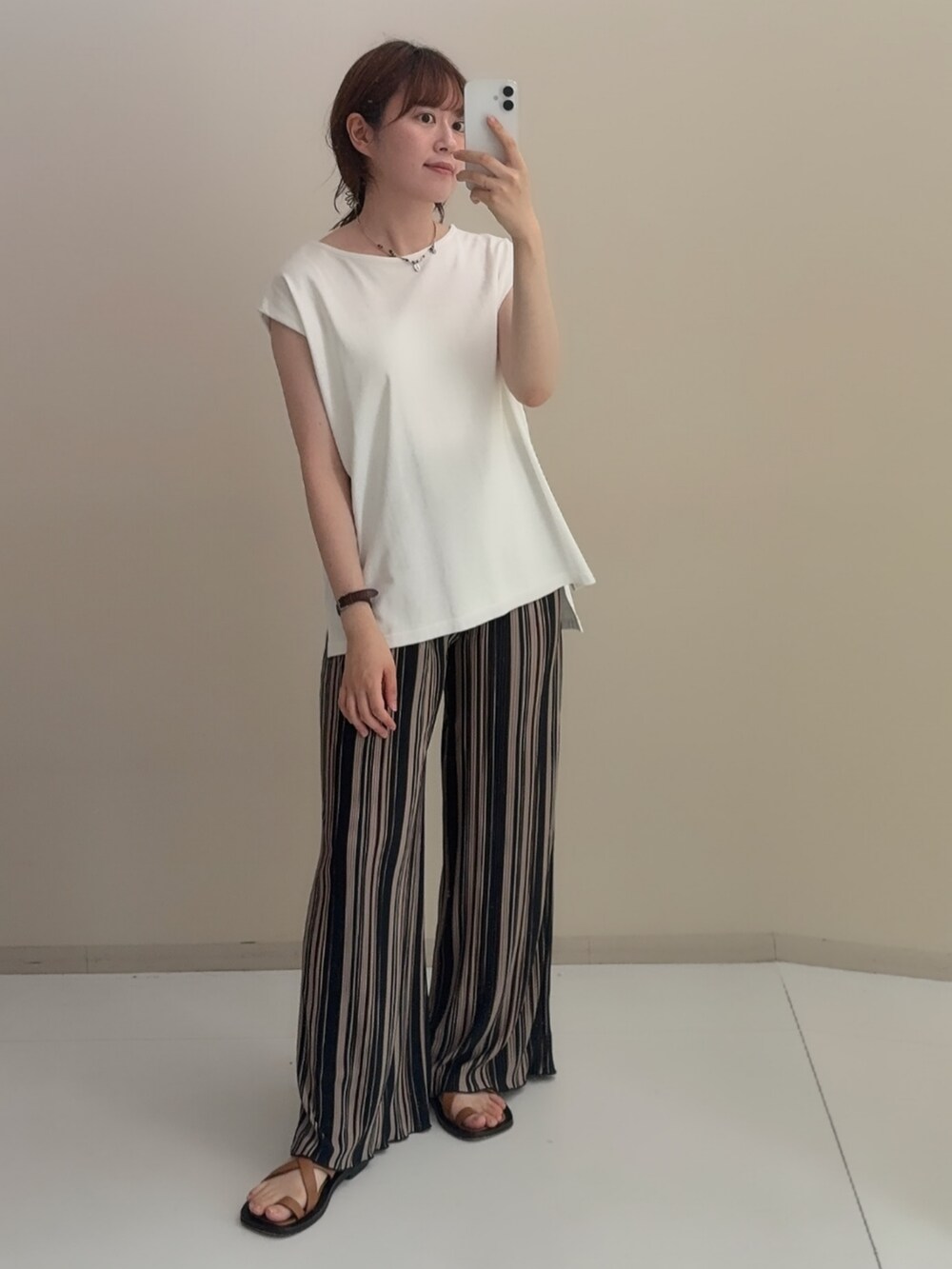 ホワイト系のTシャツ/カットソー、グリーン系のその他パンツを着用したレディースの夏コーディネートの2枚目の写真