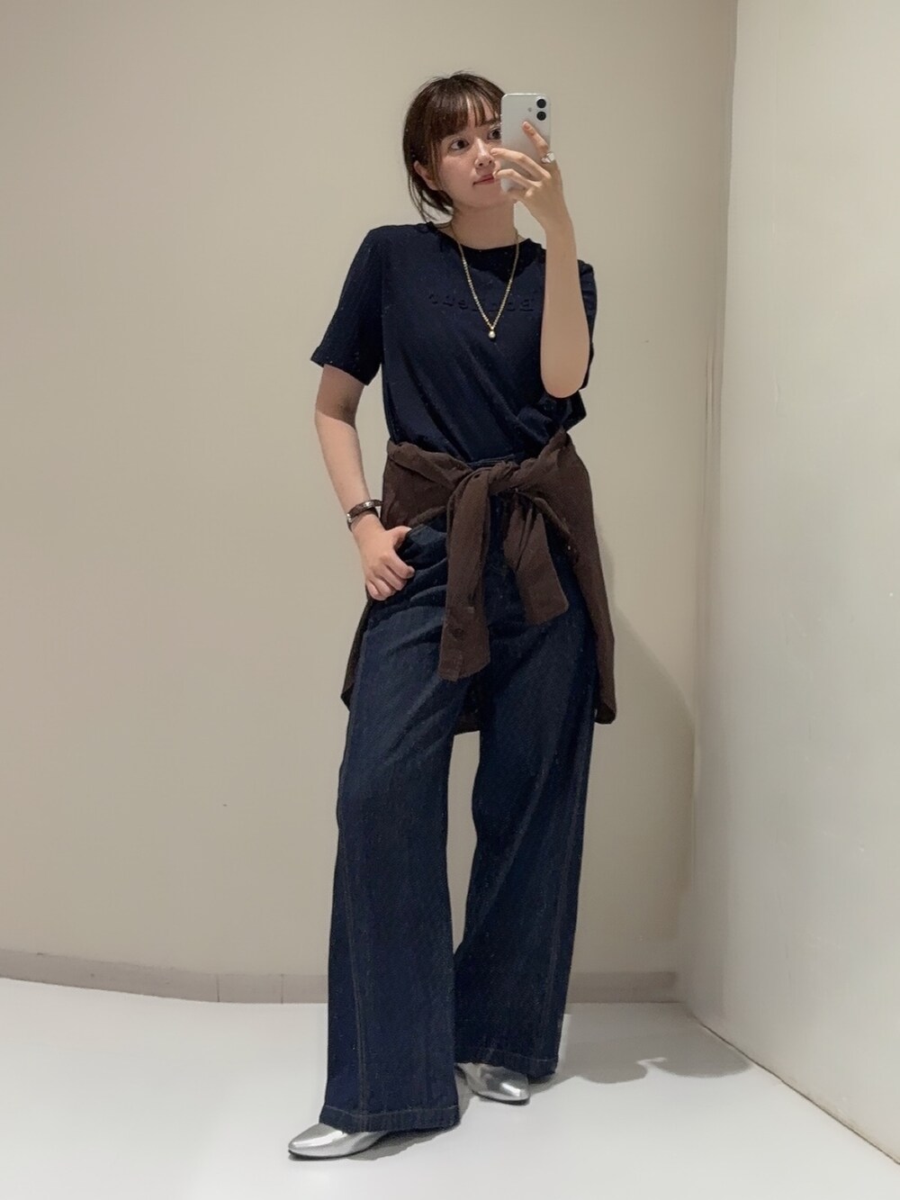 ブラウン系のシャツ/ブラウス、ブルー系のTシャツ/カットソー、ブルー系のデニムパンツを着用したレディースの夏コーディネートの2枚目の写真