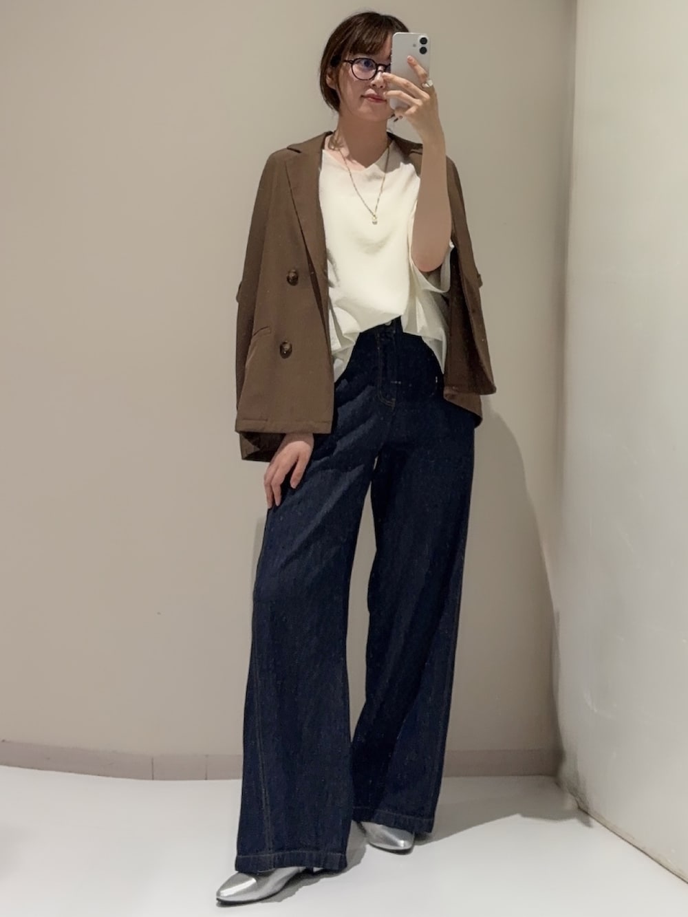 ブルー系のデニムパンツ、ホワイト系のシャツ/ブラウス、ブラウン系のテーラードジャケットを着用したレディースの夏コーディネートの2枚目の写真