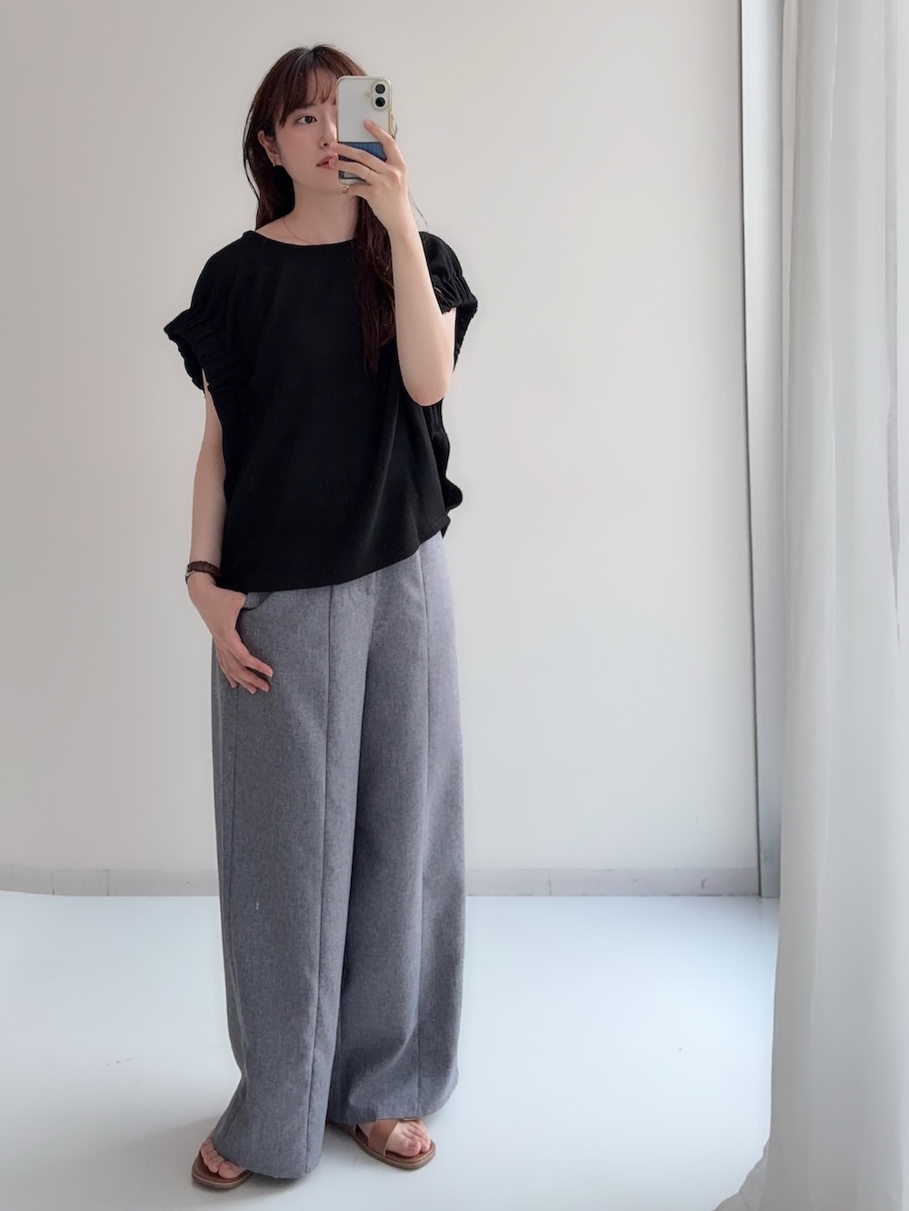 ブラック系のTシャツ/カットソー、ブルー系のその他パンツを着用したレディースの春コーディネートの3枚目の写真
