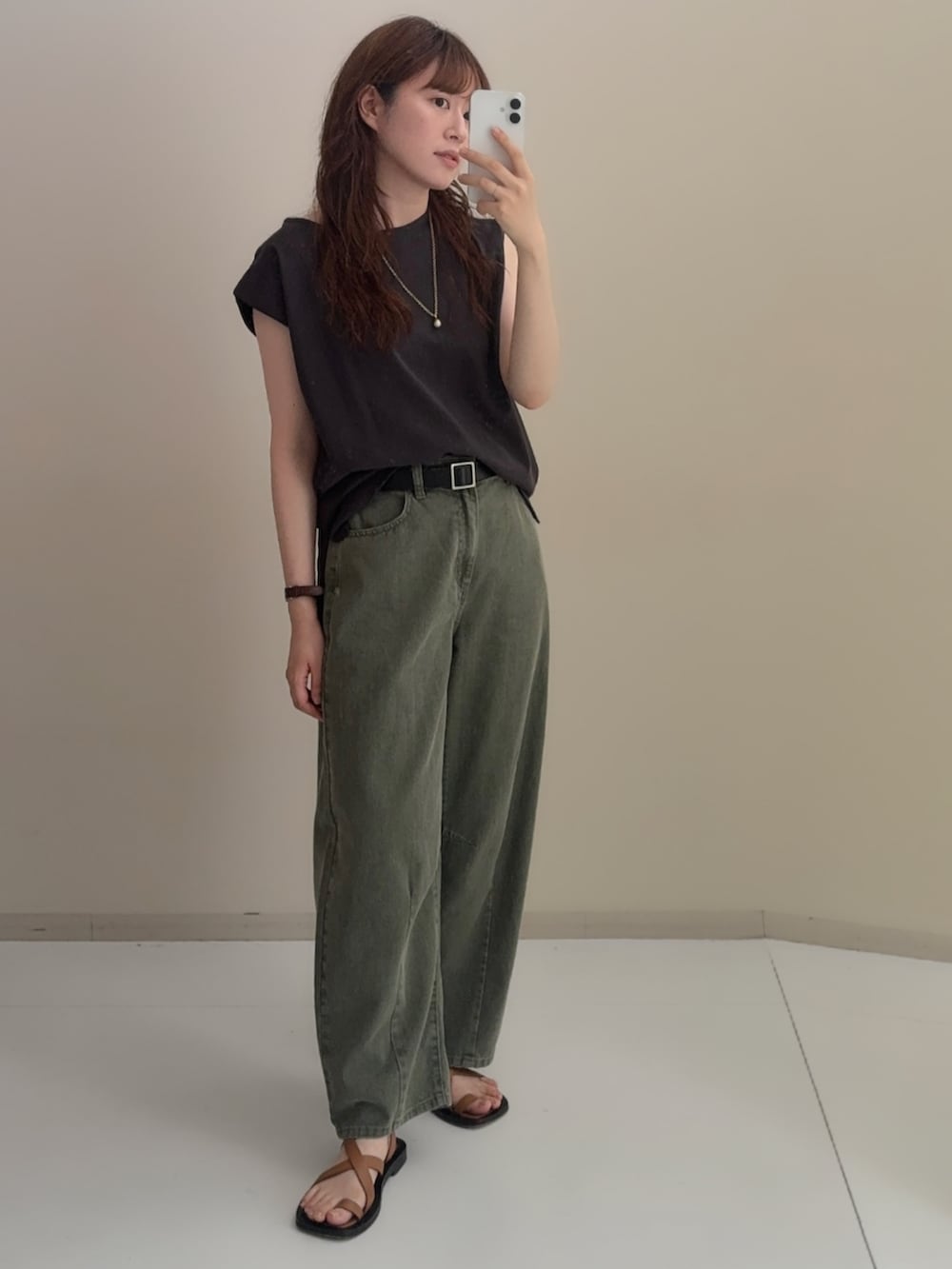 ベージュ系のデニムパンツ、グレー系のTシャツ/カットソーを着用したレディースの夏コーディネートの2枚目の写真