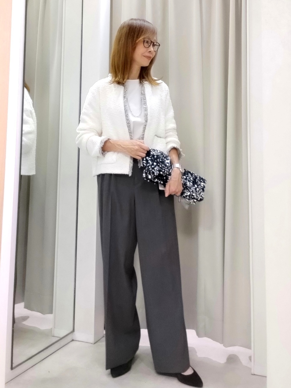 ホワイト系のTシャツ/カットソー、グレー系のその他パンツを着用したレディースの秋コーディネートの2枚目の写真