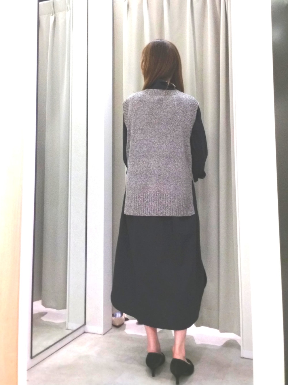 ホワイト系のTシャツ/カットソー、グレー系のその他パンツを着用したレディースの秋コーディネートの9枚目の写真