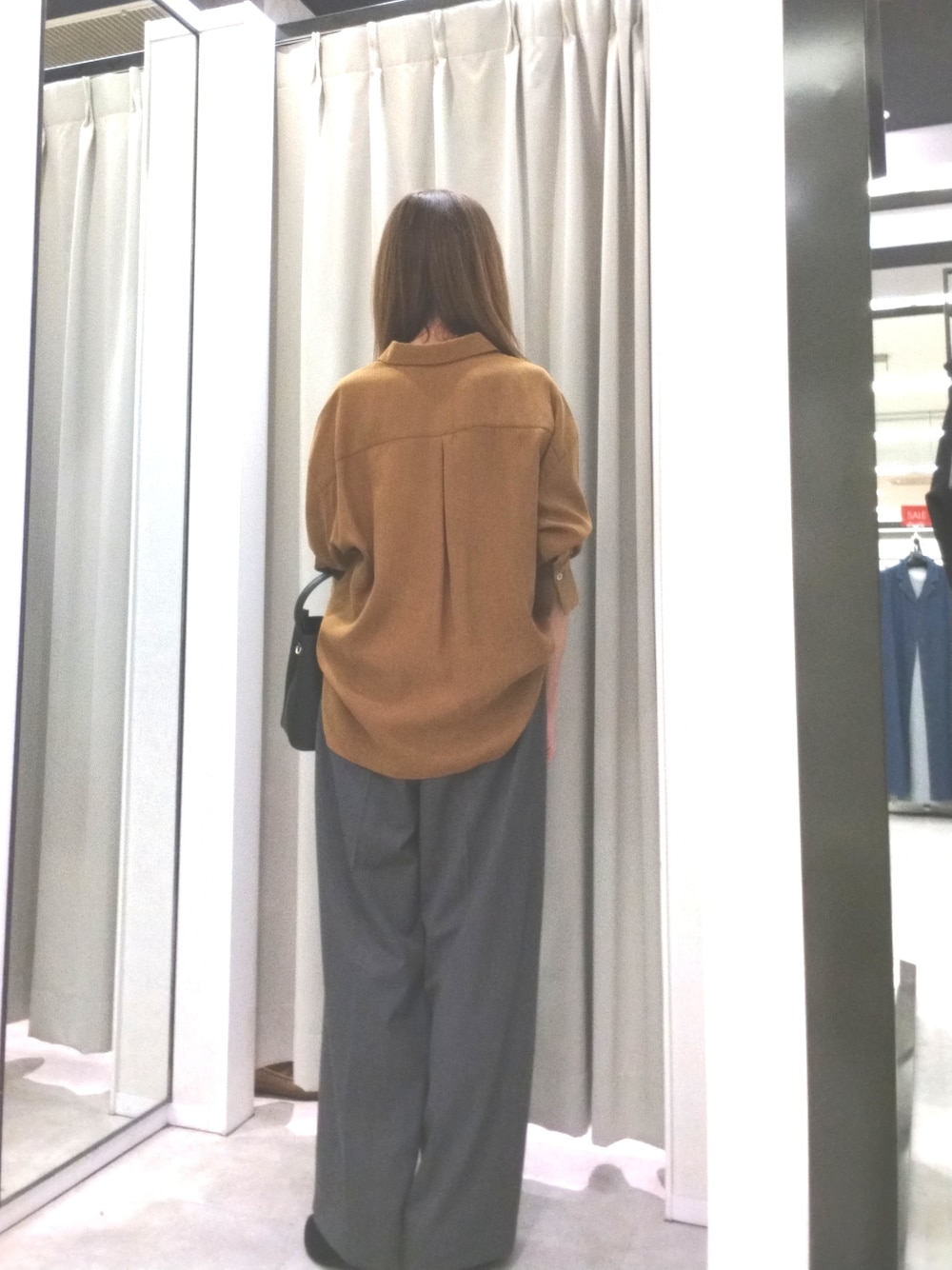 イエロー系のシャツ/ブラウス、グレー系のその他パンツを着用したレディースの秋コーディネートの5枚目の写真