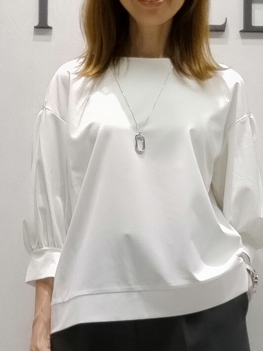 ホワイト系のTシャツ/カットソー、グレー系のその他パンツを着用したレディースの秋コーディネートの6枚目の写真