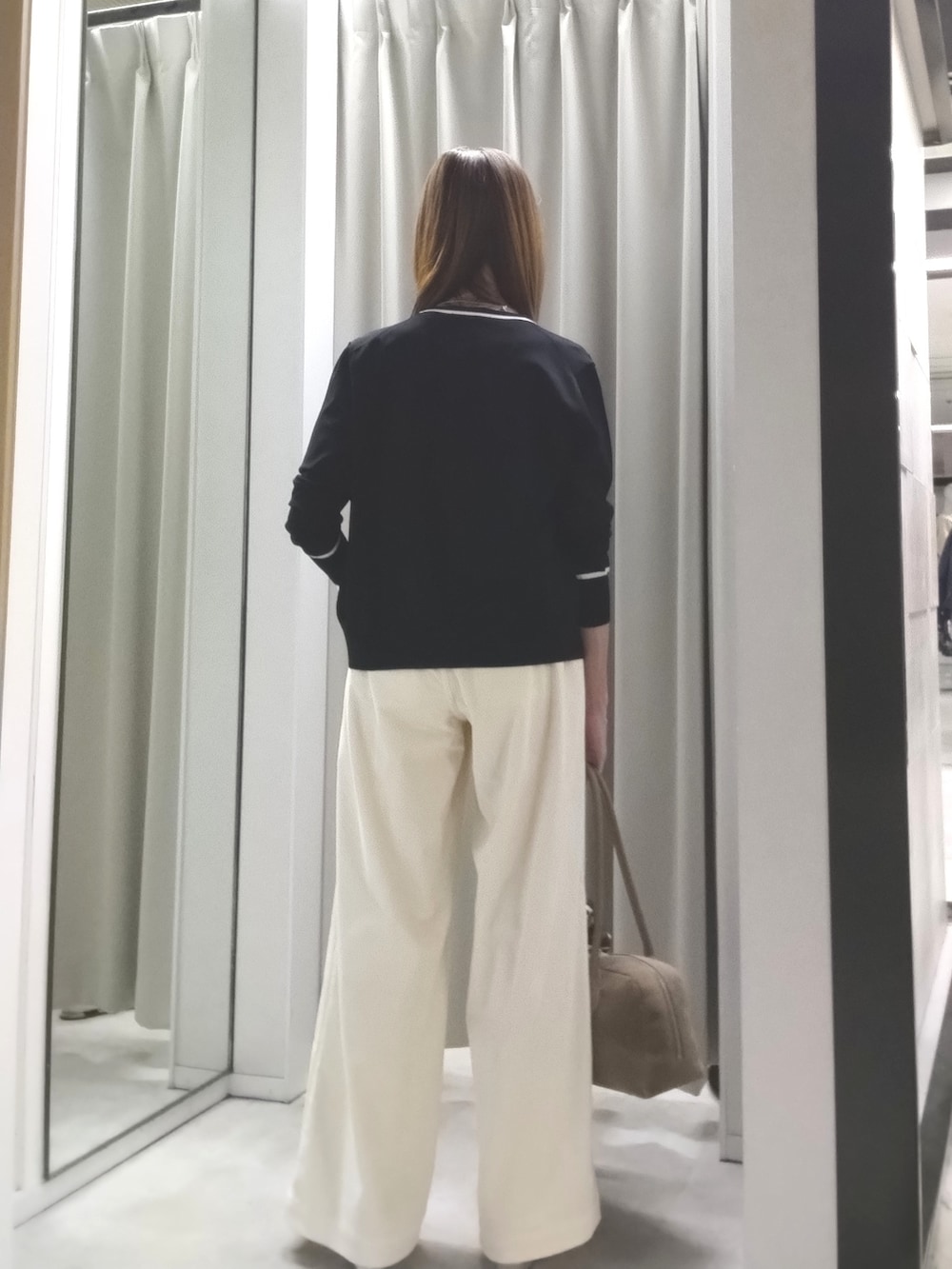 ブラック系のカーディガン/ボレロ、ブラック系のニット/セーター、ホワイト系のその他パンツを着用したレディースの秋コーディネートの5枚目の写真