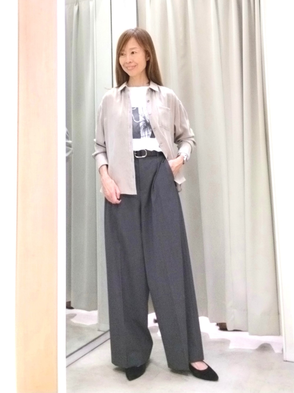 ベージュ系のシャツ/ブラウス、ホワイト系のTシャツ/カットソー、グレー系のその他パンツを着用したレディースの秋コーディネートの2枚目の写真