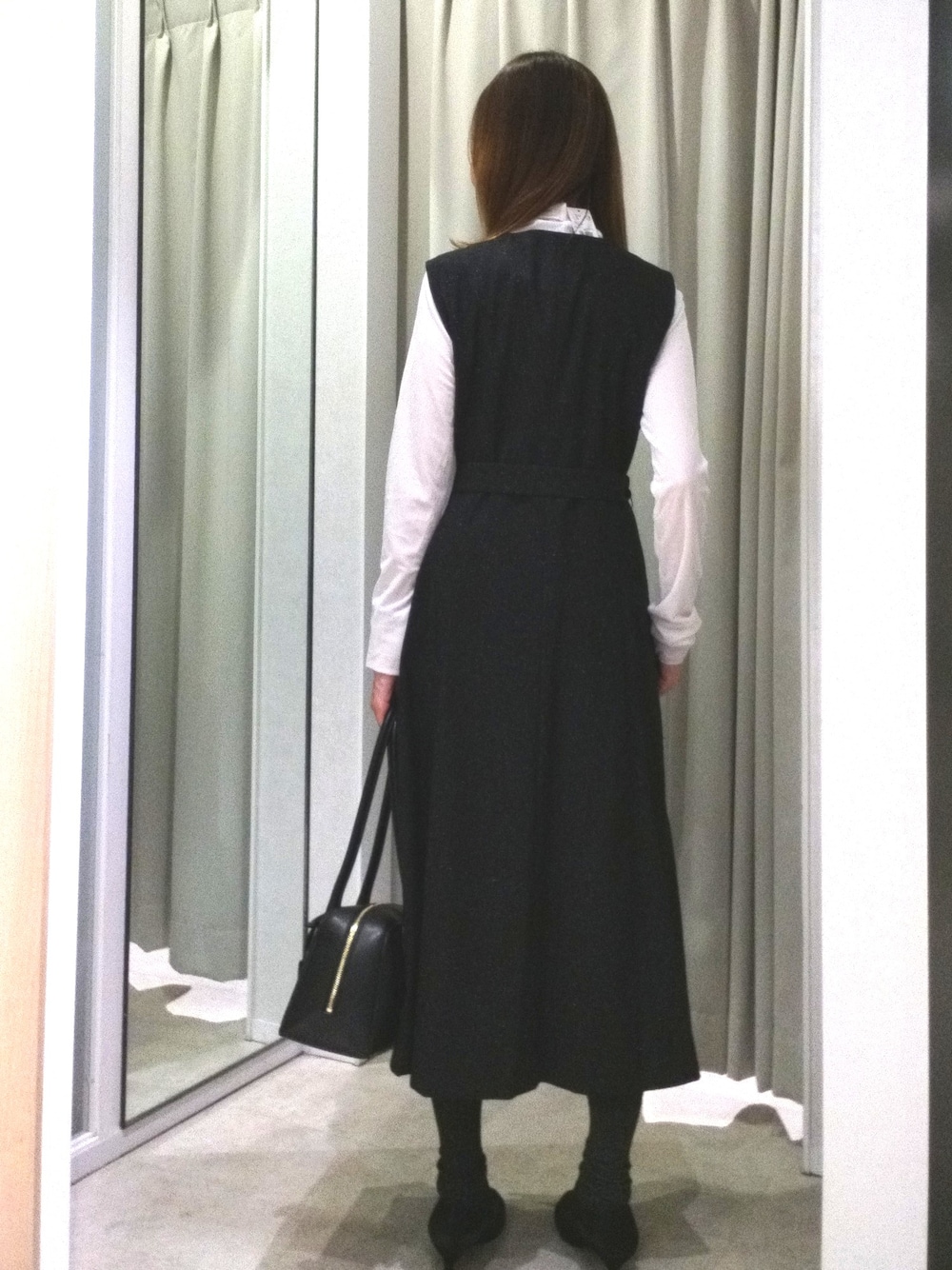 ホワイト系のTシャツ/カットソー、ブラック系のボストンバッグ、ブラック系のベルトを着用したレディースの秋コーディネートの6枚目の写真