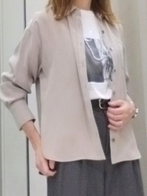 ベージュ系のシャツ/ブラウス、ホワイト系のTシャツ/カットソー、グレー系のその他パンツを着用したレディースの秋コーディネートの4枚目の写真