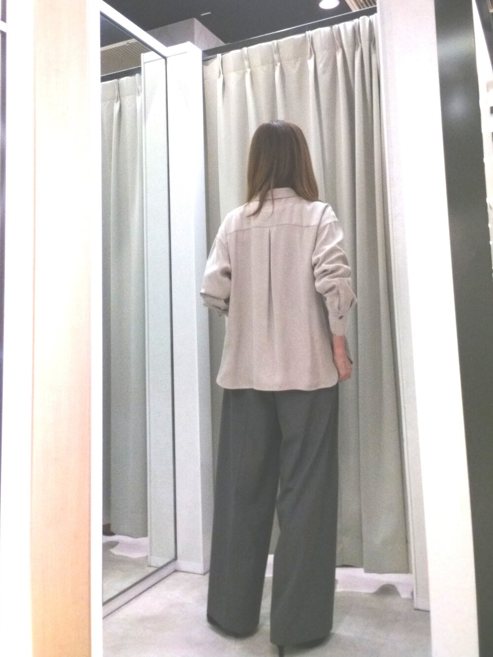 ベージュ系のシャツ/ブラウス、ホワイト系のTシャツ/カットソー、グレー系のその他パンツを着用したレディースの秋コーディネートの5枚目の写真