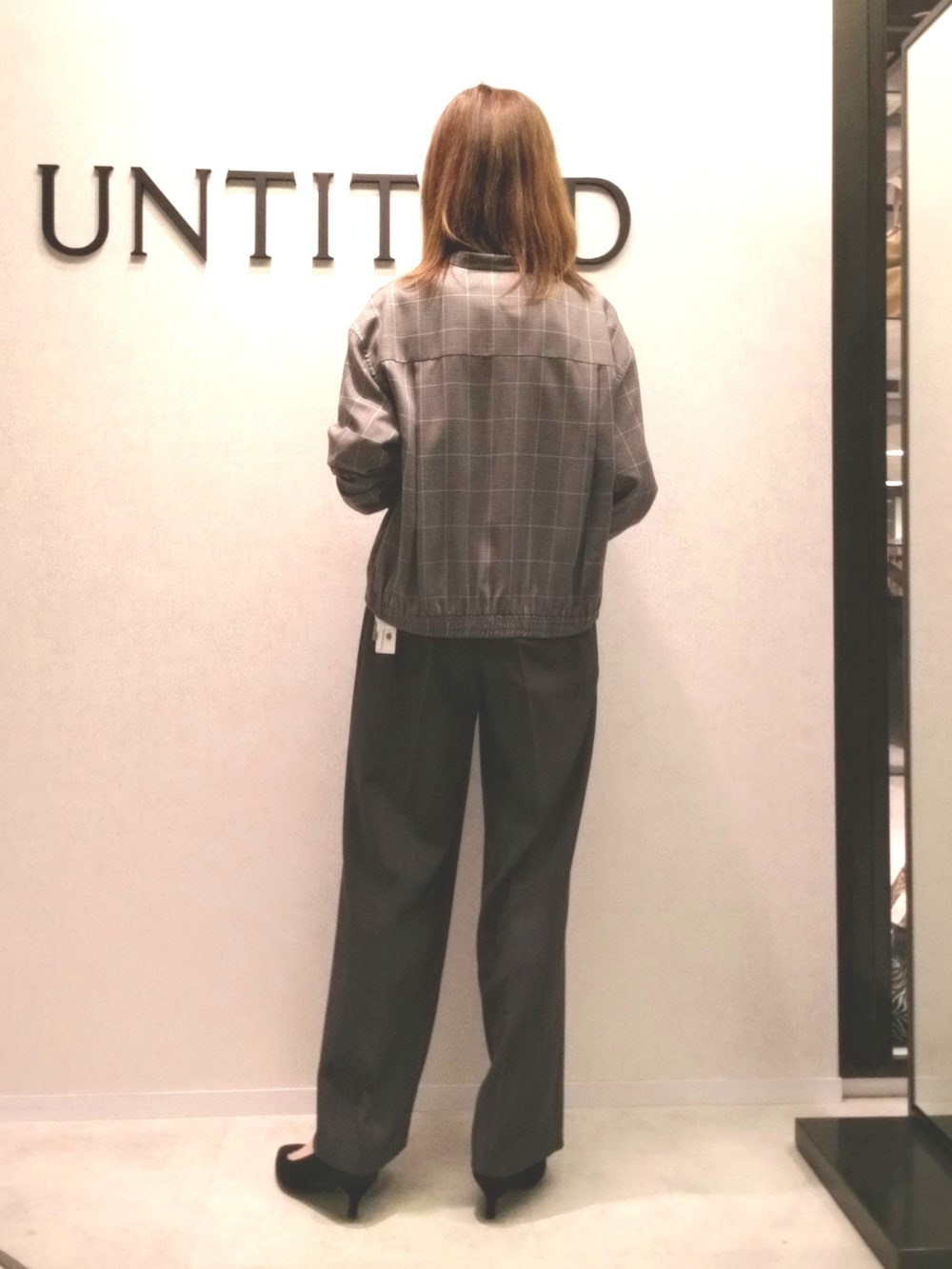 ホワイト系のTシャツ/カットソーを着用したレディースの秋コーディネートの6枚目の写真