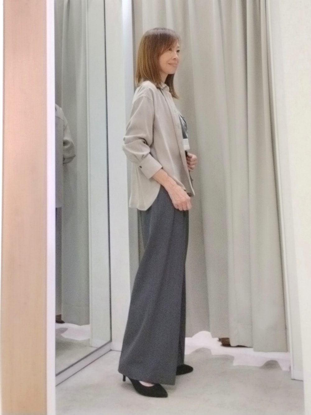 ベージュ系のシャツ/ブラウス、ホワイト系のTシャツ/カットソー、グレー系のその他パンツを着用したレディースの秋コーディネートの3枚目の写真