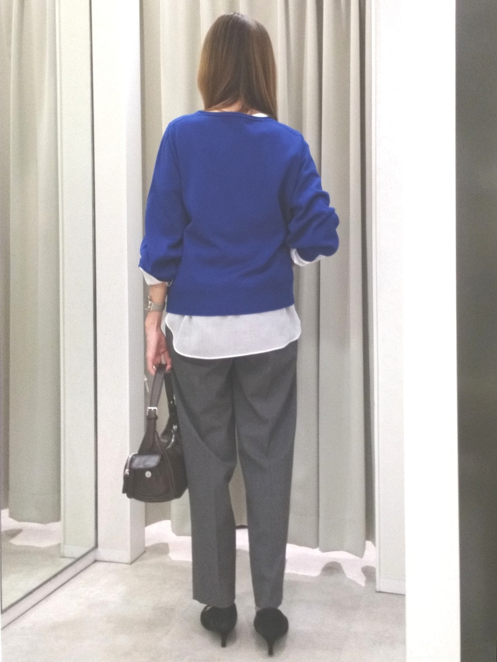 ブルー系のニット/セーター、ホワイト系のTシャツ/カットソー、グレー系のその他パンツを着用したレディースの秋コーディネートの5枚目の写真