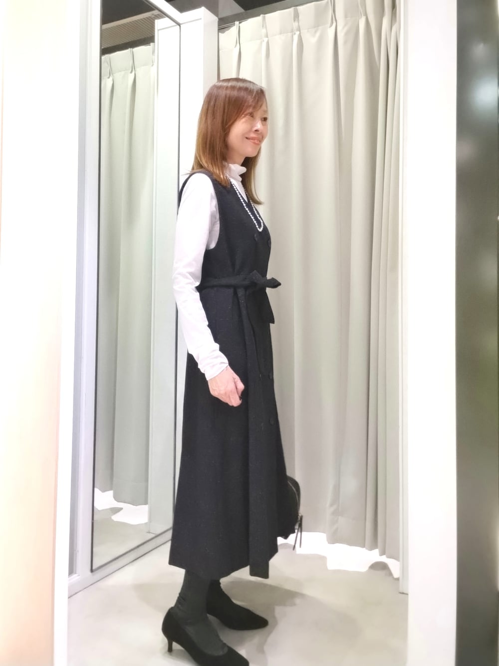 ホワイト系のTシャツ/カットソー、ブラック系のボストンバッグ、ブラック系のベルトを着用したレディースの秋コーディネートの5枚目の写真