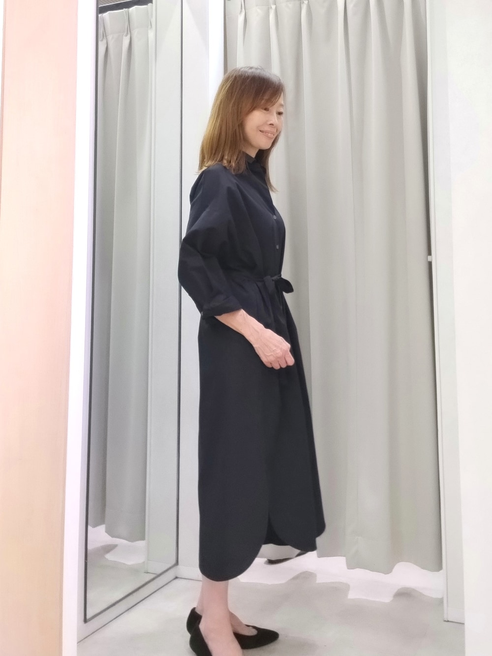 ホワイト系のTシャツ/カットソー、グレー系のその他パンツを着用したレディースの秋コーディネートの6枚目の写真