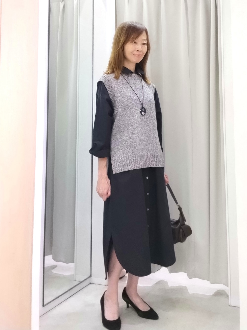 ホワイト系のTシャツ/カットソー、グレー系のその他パンツを着用したレディースの秋コーディネートの3枚目の写真