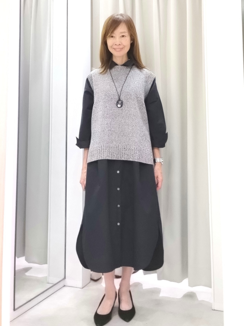 ホワイト系のTシャツ/カットソー、グレー系のその他パンツを着用したレディースの秋コーディネートの2枚目の写真