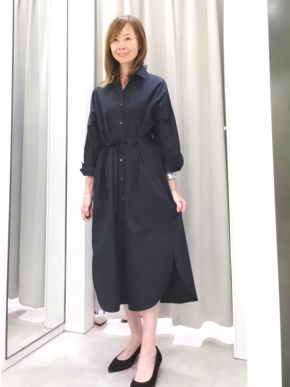 ホワイト系のTシャツ/カットソー、グレー系のその他パンツを着用したレディースの秋コーディネートの5枚目の写真