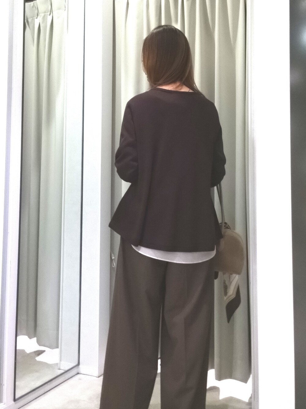 ブラウン系のニット/セーター、ベージュ系のTシャツ/カットソー、ブラウン系のその他パンツを着用したレディースの秋コーディネートの4枚目の写真