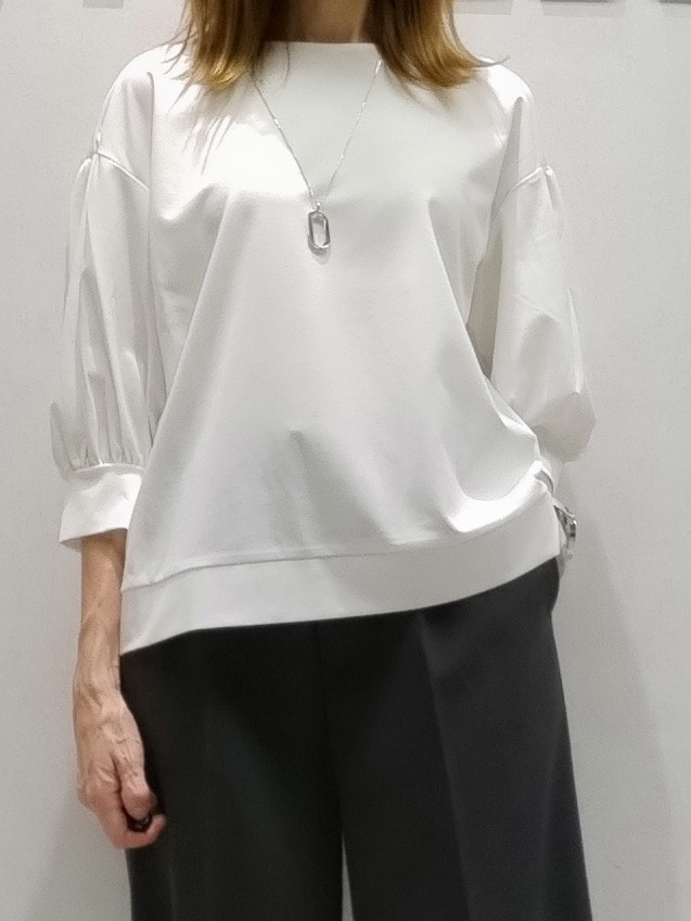 ホワイト系のTシャツ/カットソーを着用したレディースの秋コーディネートの8枚目の写真