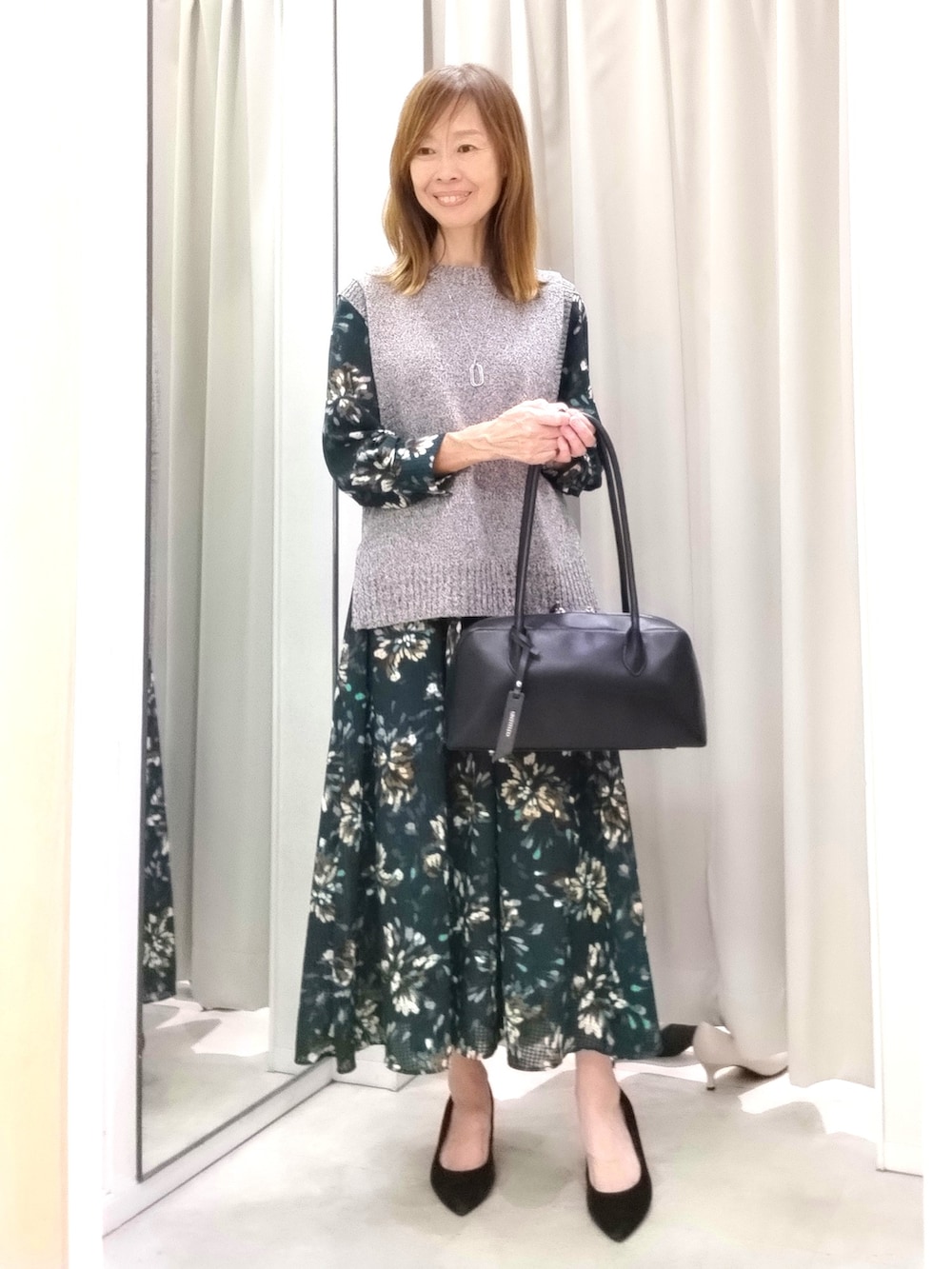 ホワイト系のTシャツ/カットソー、グレー系のその他パンツを着用したレディースの秋コーディネートの10枚目の写真