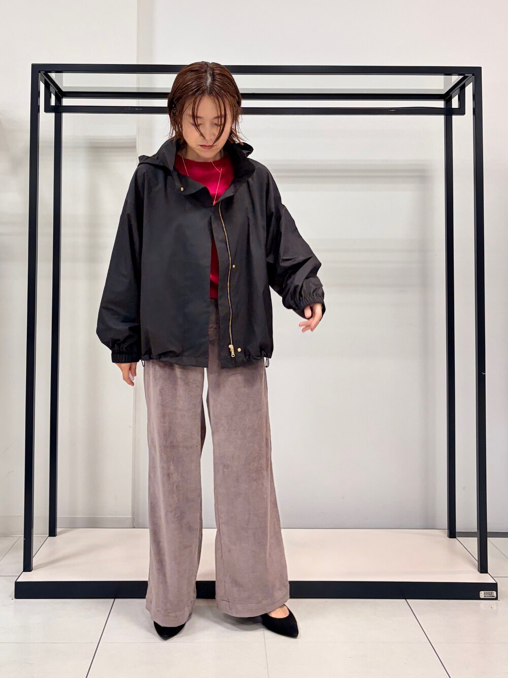 ピンク系のニット/セーター、ブラウン系のその他パンツ、ブラック系のブルゾンを着用したレディースの秋コーディネートの8枚目の写真
