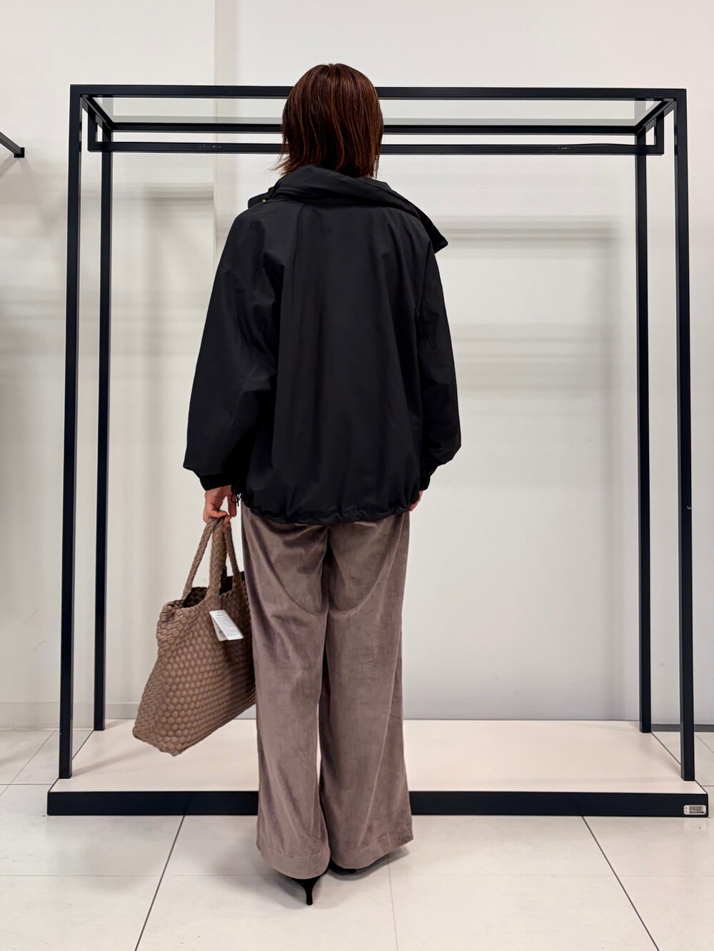 ピンク系のニット/セーター、ブラウン系のその他パンツ、ブラック系のブルゾンを着用したレディースの秋コーディネートの6枚目の写真