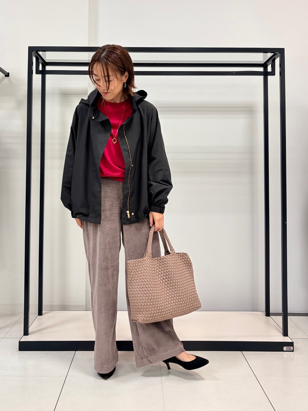 ピンク系のニット/セーター、ブラウン系のその他パンツ、ブラック系のブルゾンを着用したレディースの秋コーディネートの10枚目の写真