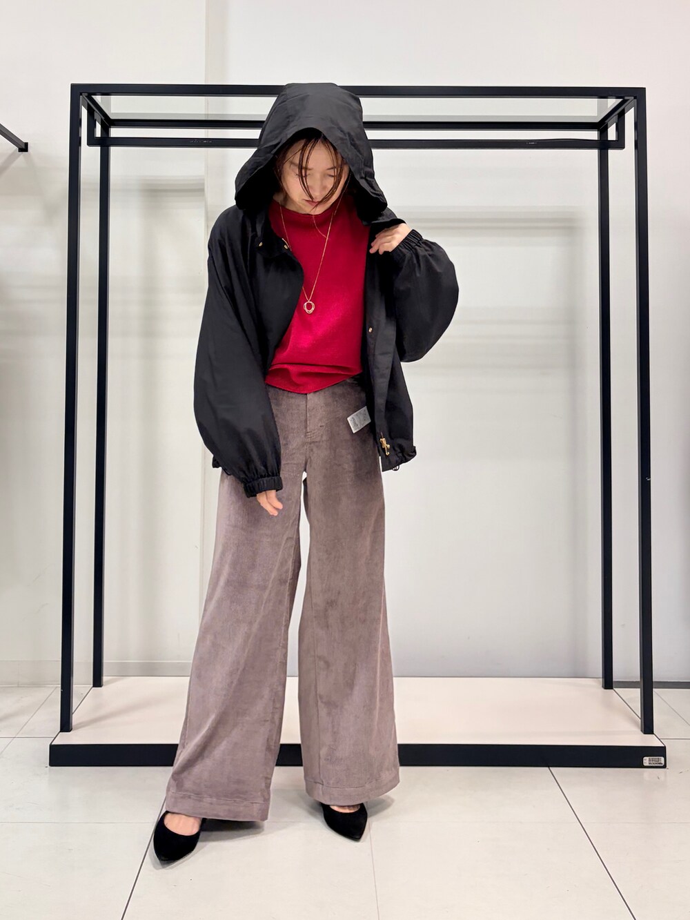 ピンク系のニット/セーター、ブラウン系のその他パンツ、ブラック系のブルゾンを着用したレディースの秋コーディネートの7枚目の写真